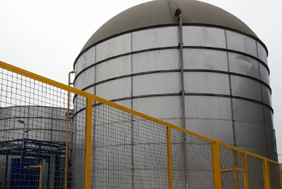 Photo of an anaerobic digester to treat effluents with medium to high organic load and significant amounts of suspended solids and/or fats.