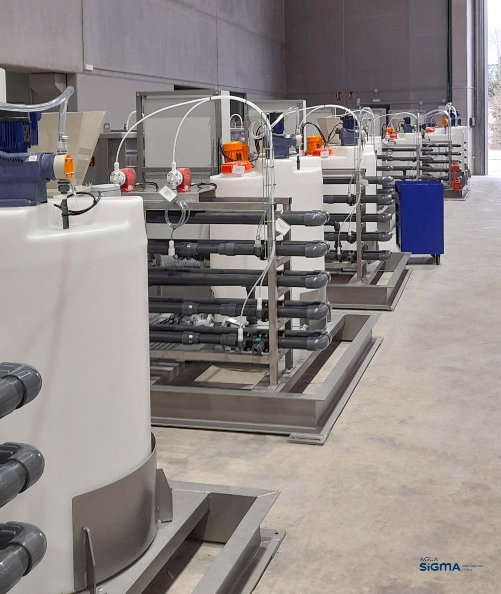 Imagen de la producción terminada de 10 plantas compactas para el tratamiento de aguas residuales industriales en el taller de producción de SIGMA Group.