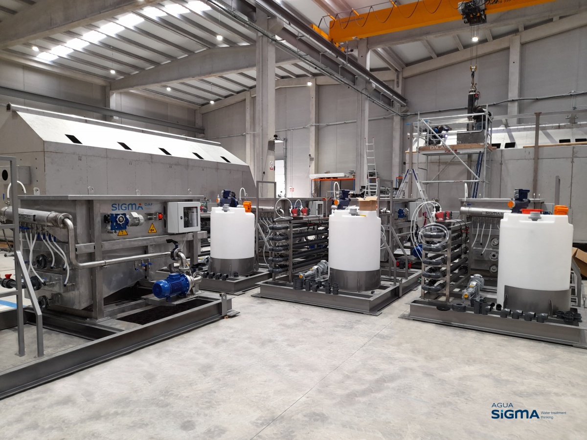 Producción de equipos DAF para el tratamiento de aguas residuales industriales en el taller de fabricación de SIGMA Group en Cornellà de Terri, Girona.