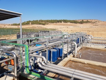 Foto de una planta de tratamiento de aguas residuales con proceso combinado FBR y SBR de aguas resid
